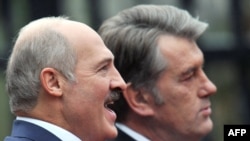 Президент Віктор Ющенко зі своїм білоруським колегою Олександром Лукашенком. Київ, 5 листопада 2009 р.