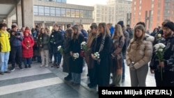 Мітинг пам’яті жертв шкільної стрілянини перед будівлею суду у Белграді, Сербія, 30 грудня 2024 року