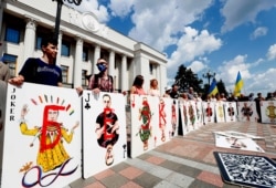 Перфоманс Сергея Захарова «Карточный домик Путина» под украинским парламентом. Правозащитники требовали принятия закона о военных преступниках