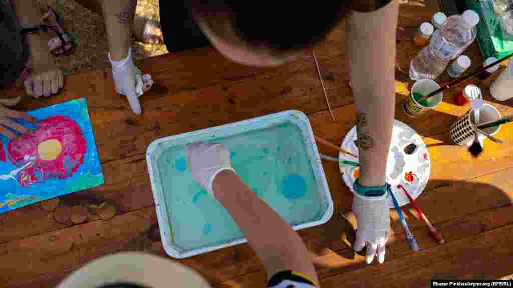 Всех желающих также учили росписи по воде в технике «Эбру»