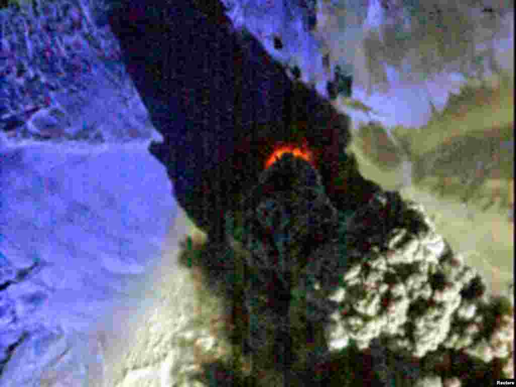 Island - Erupcija vulkana ispod glečera na Islandu, u području Eyjafjallajoekull (Ejafjalajokula)