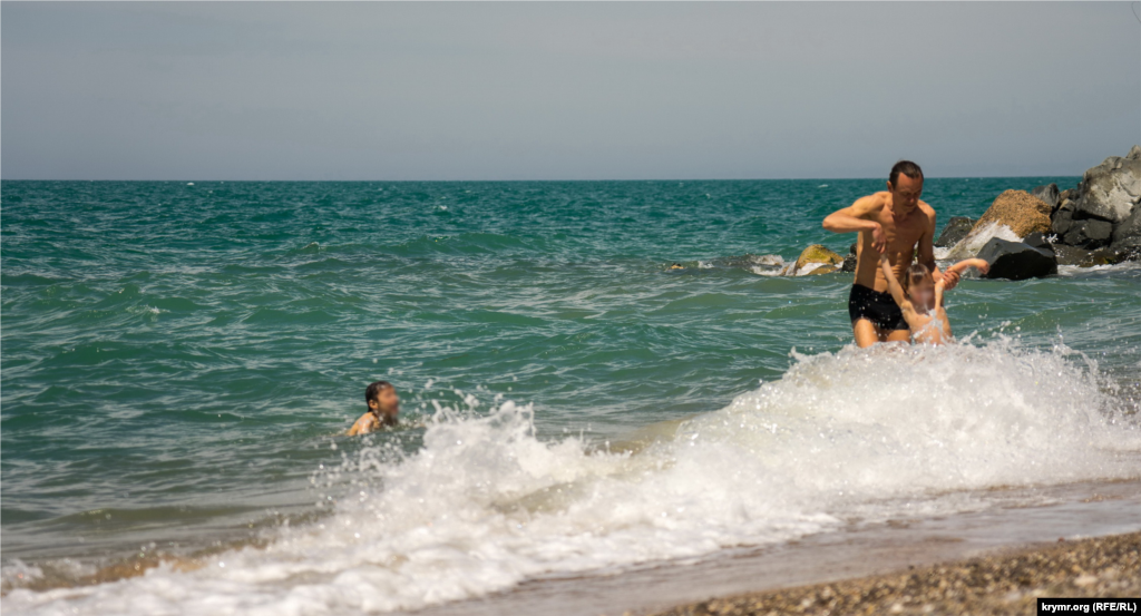 А между этими двумя волнорезами под присмотром мужчины барахтаются в море двое его малолетних сыновей. Это чуть ли не единственные «моржи», включая взрослых, кто в тот день в Николаевке отважился на подобные водные процедуры при температуре моря не более 14-15 градусов по Цельсию