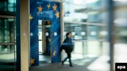 Впервые за последние два года в еврозоне отмечен и годовой экономический рост