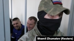 Украинские моряки Богдан Головаш и Денис Гриценко перед началом судебного заседания о продлении ареста