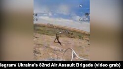 Imagine oferită de Brigada 82 Aerotransportată din Ucraina, care conduce contraofensiva împotriva unităților rusești de infiltrare ce au străpuns recent linia defensivă la nord de orașul Pokrovsk, oraș din estul țării.