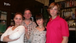 "В автобусе в кучу были свалены 32 человека" "В автобусе в кучу были свалены 32 человека"