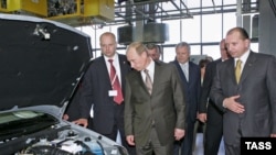 Vladimir Putin had a peek under the hood at an AvtoVAZ car-assembly plant as president in 2007.
