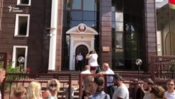 Понад 300 білорусів в Києві не змогли проголосувати – дільницю зачинили (відео) Понад 300 білорусів в Києві не змогли проголосувати – дільницю зачинили (відео)