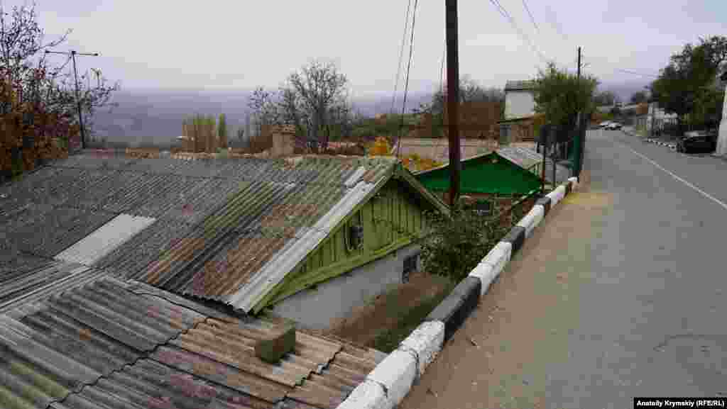 Шоссейная – главная улица села. По ней проходит автодорога, соединяющая трассы «Симферополь – Ялта» и «Алушта – Судак»