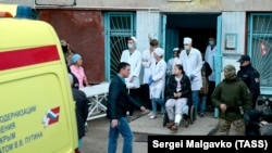 Біля керченської лікарні