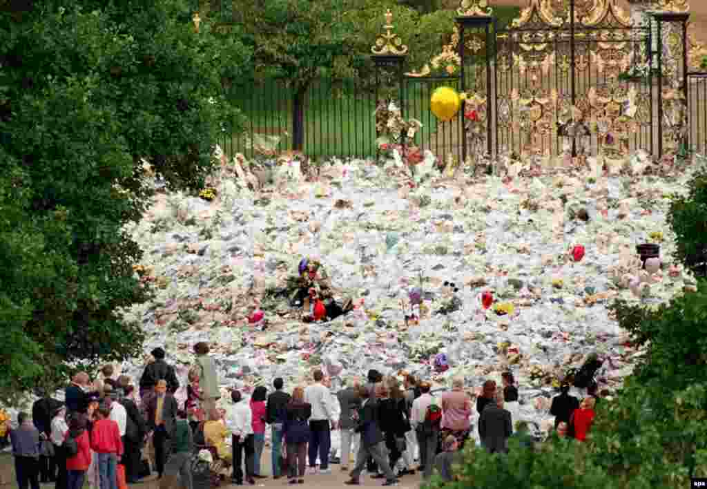 Щоб вшанувати пам’ять принцеси, люди приходили до Кенсінгтонського палацу, де колись жила Діана, та приносили безліч букетів. Церемонію поховання по всьому світу дивилося рекордне число глядачів – 2,5 мільярди людей.