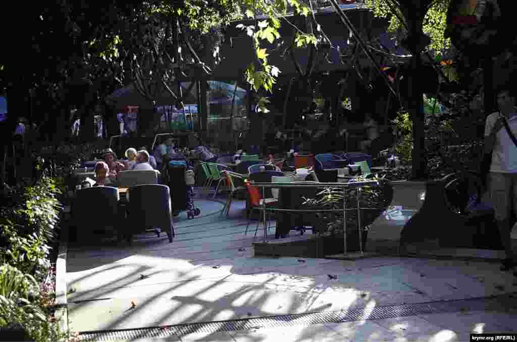 Просто кафе. Когда я слышу слово «Прованс»,  я почему-то представляю нечто подобное