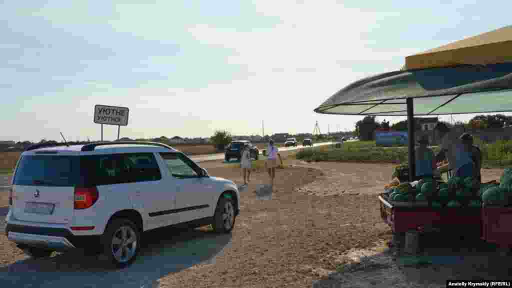 Часть их урожая продают у дороги Евпатория – Молочное