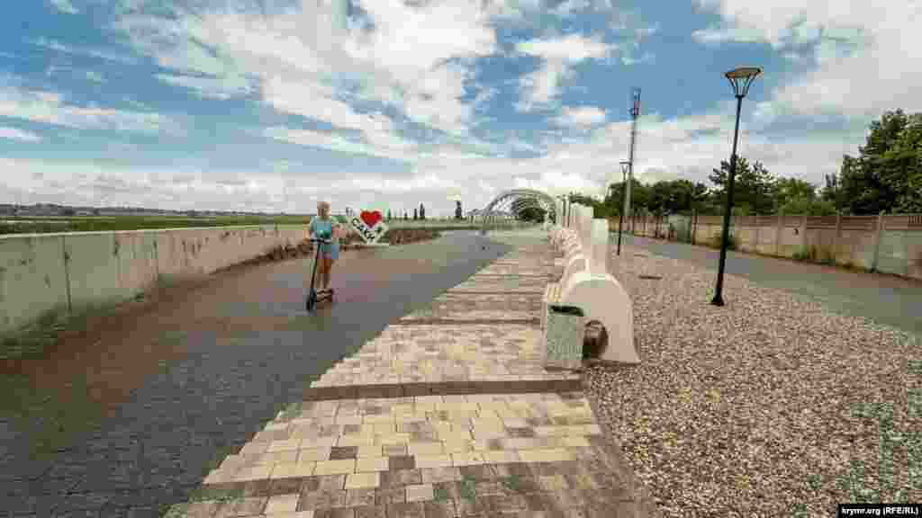 Эта часть набережной, огибая старый забор городского стадиона «Авангард» (справа), выводит на улицу Курортную, что у автодороги Симферополь-Евпатория