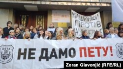 Transparent "Ne damo Petu" na protestu ispred Pete beogradske gimnazije u Beogradu, Srbija, 8. aprila 2025.