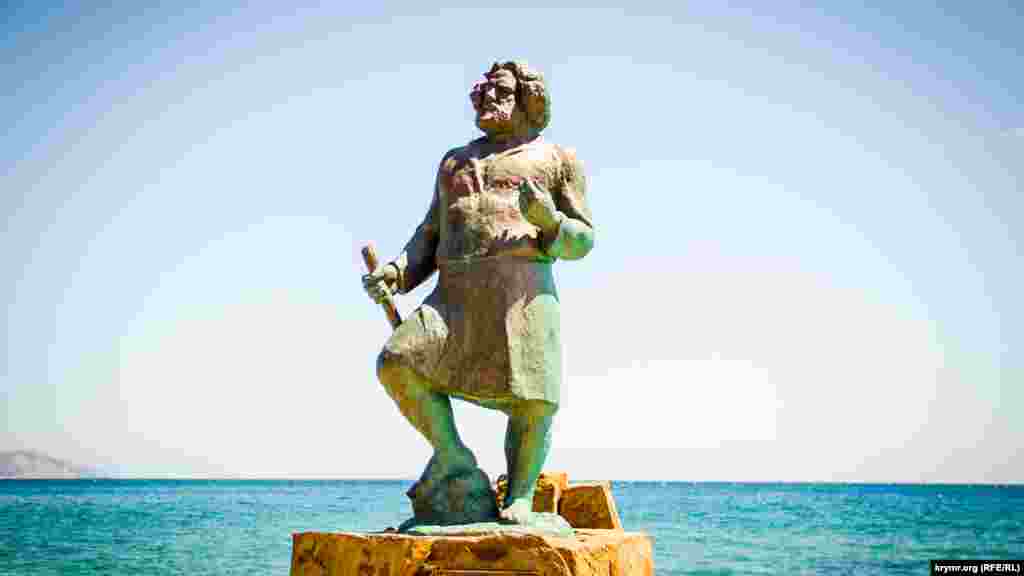 Волошин стоит спиной к морю, лицом – к дому