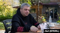 მაქსიმ ბუტკევიჩს რუსების ტყვეობიდან გათავისუფლების ზუსტად ერთი წლისთავზე შევხვდით სომხეთის სიუნიქის რეგიონში, პოლონური ინიციატივის, Dilemma Mobile Academy-ს შეხვედრების ფარგლებში და ეს ინტერვიუც იქ ჩავწერეთ.