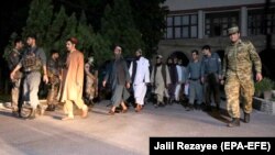 За твердженням бойовиків, силовики «безперервно» обшукують, затримують та відправляють за ґрати учасників угруповання, яких перед тим звільнили з-під варти