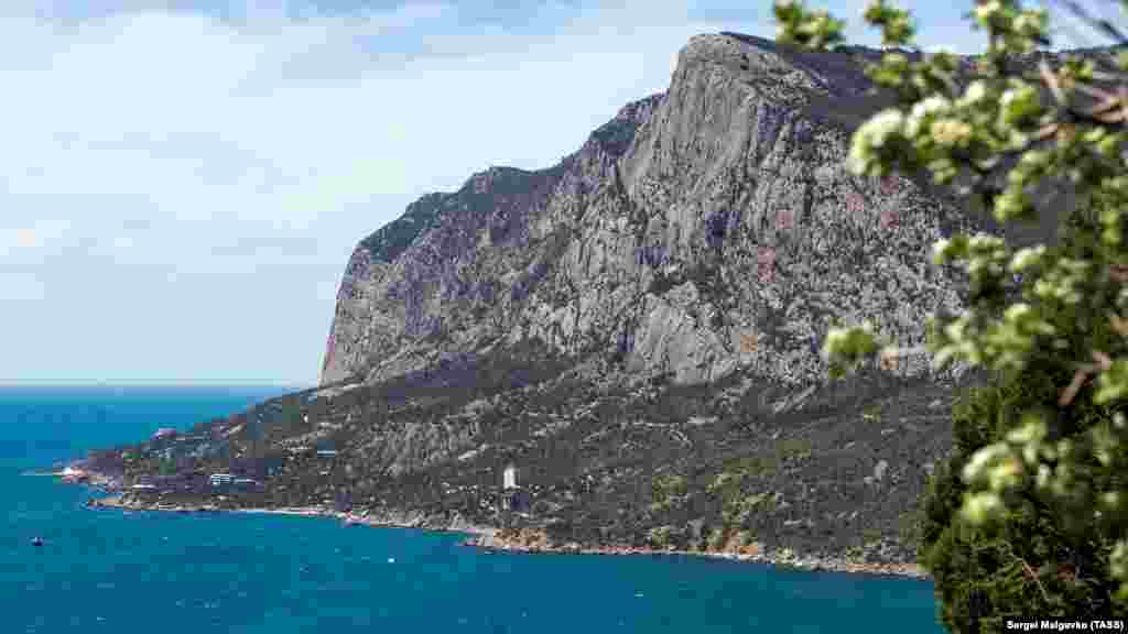 Вид на бухту Ласпи, что неподалеку от Севастополя. Из-за крутого серпантина общественный транспорт в Ласпи не ходит, добраться сюда можно на личном автомобиле или пешком от трассы «Севастополь – Ялта»