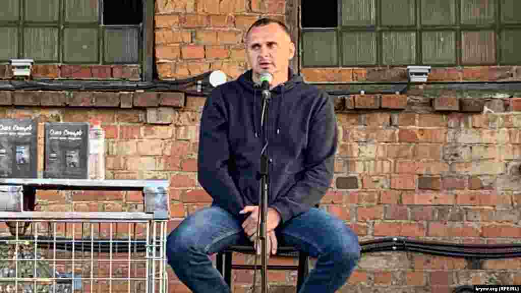 Олег Сенцов представил во Львове двухтомник «Хроника одной голодовки» и «4 с половиной шага». Эти книги он написал на протяжении 5 лет пребывания в заключении в России, 8 сентября 2020 года. А за время нахождения в заключении свет увидели три книги авторства Сенцова – «Рассказы» (2015), «Купите книжку – она смешная» (2016), «Жизня» (2019)  