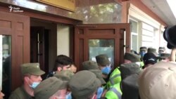 «Справа Стерненка»: сутички та димові шашки під судом – відео «Справа Стерненка»: сутички та димові шашки під судом – відео