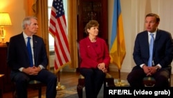 Члены делегации Конгресса США (слева направо): Роберт Портман, Джин Шахин и Крис Мерфи