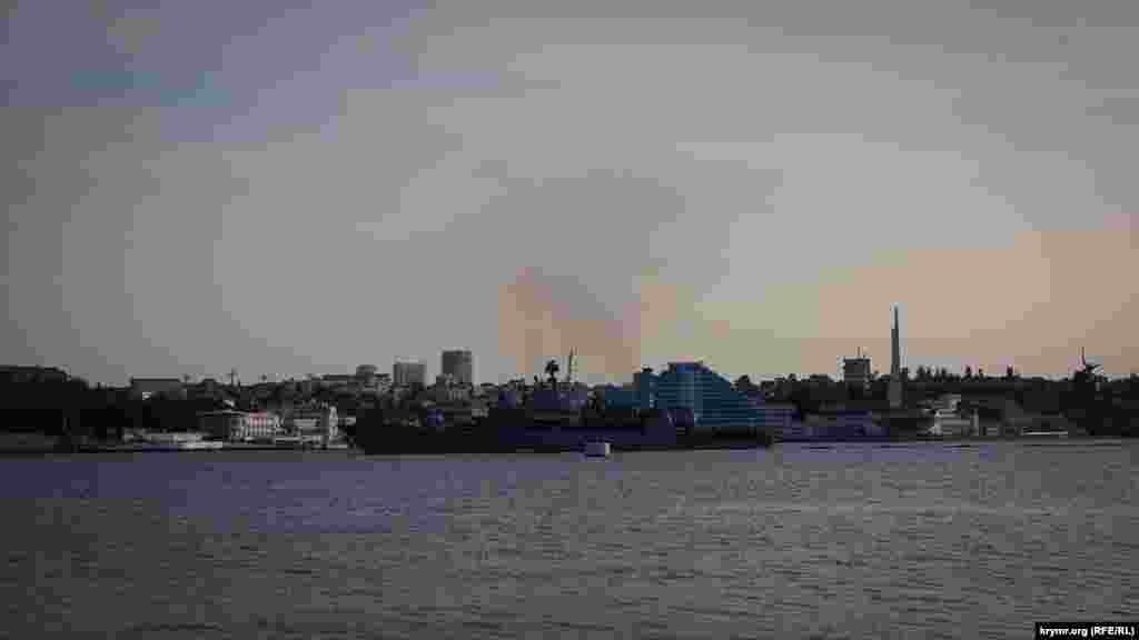 Сентябрь 2011 года. Вид с Михайловского форта на центральную часть Севастополя и украинский фрегат «Гетьман Сагайдачный», который заходит в Северную бухту города