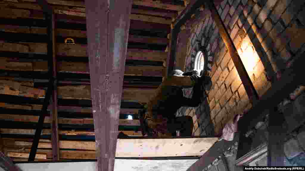 Вояк спостерігає за ворожими позиціями після нещодавнього денного бою 