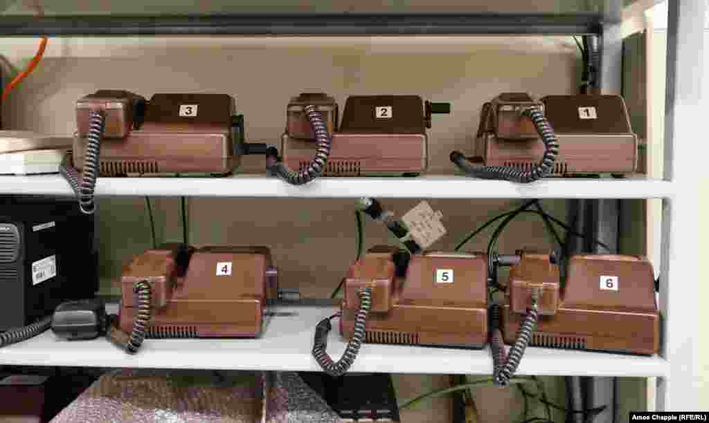 Телефони в диспетчерській укриття OSM. Транспортна компанія, яка відповідає за OSM, каже, що &laquo;потрібен певний час, щоб привести систему захисту в стан готовності&raquo;, не наводячи подробиць