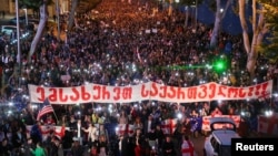 Демонстранти беруть участь у ході на знак протесту проти законопроекту про «іноагентів» і на підтримку членства Грузії в ЄС, Тбілісі, 24 травня 2024 року.
