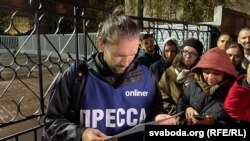 «Репортери без кордонів» повідомлялb про сотні випадків порушень прав журналістів у Білорусі з моменту виборів, у тому числі 290 затримань