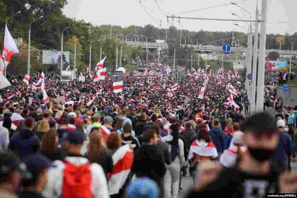 На скрыжаваньні вуліцы Жукава і праспэкту Дзяржынскага 