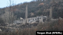 Восточный вход в объект «Алсу-2» под Севастополем замаскирован под обычный двухэтажный дом, февраль 2020 года