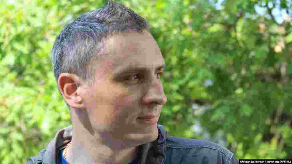 На фото – севастополец Игорь Мовенко. По версии пресс-службы Прокуратуры АРК, бывший сотрудник украинского «Беркута» Владимир Суходольский избил его в Севастополе. Суходольский участвовал в разгоне Евромайдана в Киеве. После аннексии Крыма он перешел на работу в российскую полицию в Крыму. По версии следствия, причиной избиения стала наклейка с украинской символикой на велосипеде Мовенко. В числе травм, диагностированных у активиста, оказались открытая черепно-мозговая травма, сотрясение мозга, перелом основания черепа, перелом челюсти, закрытый перелом костей носа, контузия глазного яблока