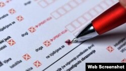 Popunjavanje formulara prilikom popisa, ilustrativna fotografija