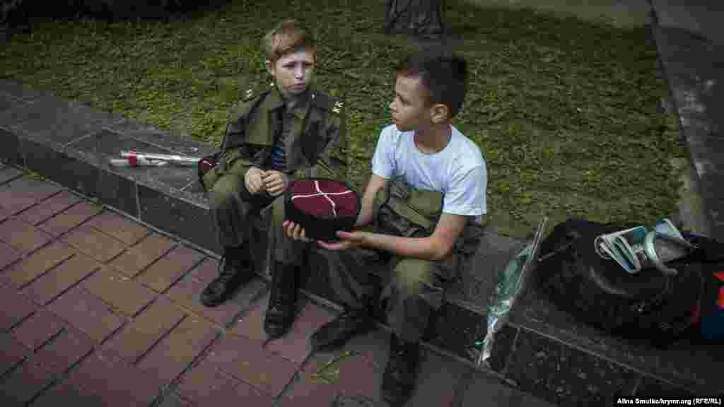 Участники Дня траурной ленты, проходившего 22 июня 2017 года в Симферополе. Тогда у памятника Неизвестному солдату собрались представители крымского «ополчения», студенты и двое ветеранов Второй мировой войны