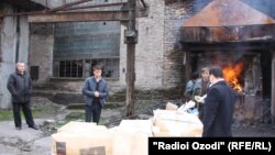 Маросими нобудсозии маводи мухаддир зери назари журналистон пайваста баргузор мешавад. Ин акс дар соли 2015 бардошта шудааст