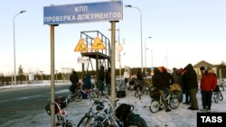 Россия. Сирийские беженцы на пограничном переходе. Мурманская область. 02.11.2015