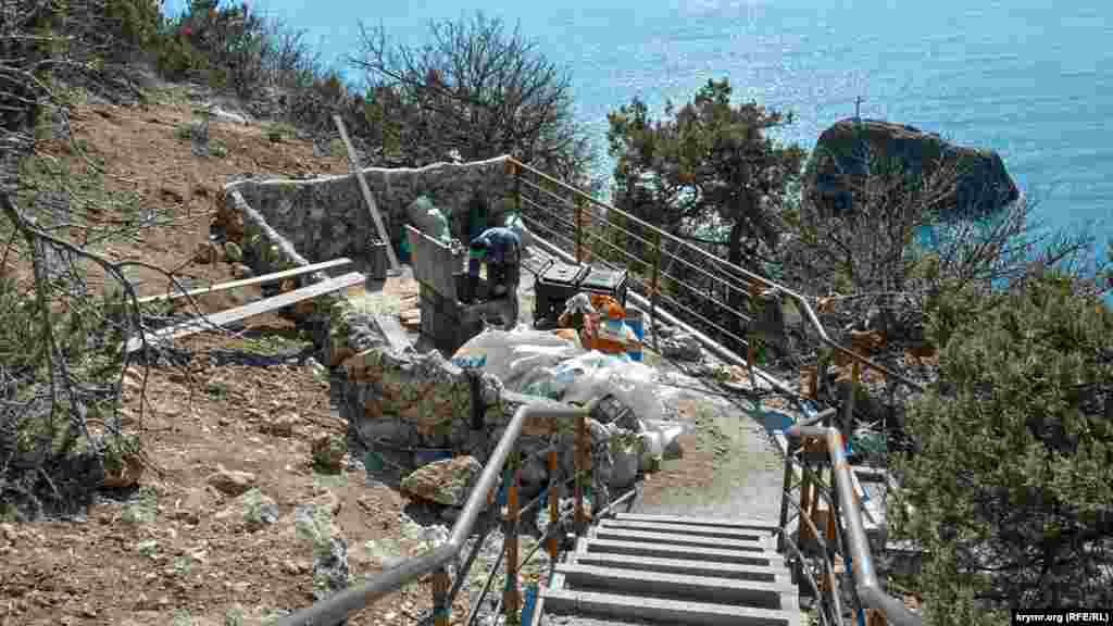 Чтобы добраться до пляжа нужно преодолеть 800 ступеней. Сейчас спуск ремонтируют, часть пролетов уже обновили, другие – бетоном пока не залиты