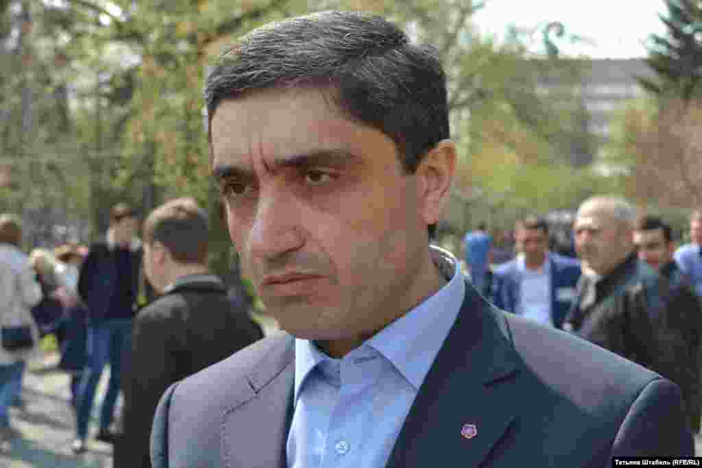 Но многие не могут молчать. Как говорил Эдуард, член армянской национально-культурной автономии, забыть события столетней давности невозможно: "Пока жива эта память, мы верим, что события тех дней не повторятся. И мы каждый раз показываем: уничтожить наш народ невозможно!"