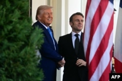 «Я хотів би зустрітися в Овальному кабінеті. Домовленості зараз розробляються, вони дуже близькі до фінальної угоди», – сказав Дональд Трамп (л) перед зустріччю із президентом Франції Емманюелем Макроном (п)