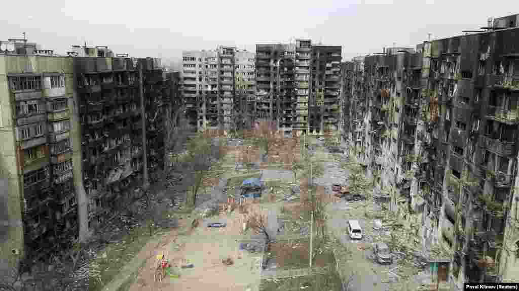 Чи не найбільше від обстрілів та бомбардувань російської армії постраждав Маріуполь. У місті вигоріли цілі квартали, вже з перших днів березня зникло опалення, електропостачання, вода і зв'язок. Російські війська взяли Маріуполь в кільце.  Виїхати з міста можна було тільки, пройшовши фільтрацію. Фото від 3 квітня 2022 року 