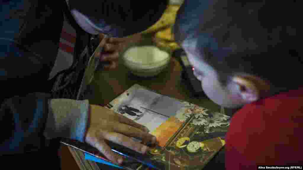 Мальчики рассматривают фото Рефата Алимова (арестован по подозрению в причастности к «Хизб ут-Тахрир»)