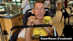 31-річного Назарія Гусакова звинувачують у ймовірному шахрайстві. Молодий чоловік хворіє на СМА