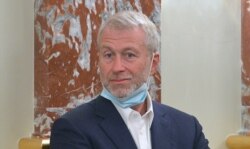 Oligarhul rus Roman Abramovici vrea să vândă clubul de fotbal Chelsea Londra.