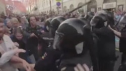 Противостояние демонстрантов и полиции в Москве Противостояние демонстрантов и полиции в Москве