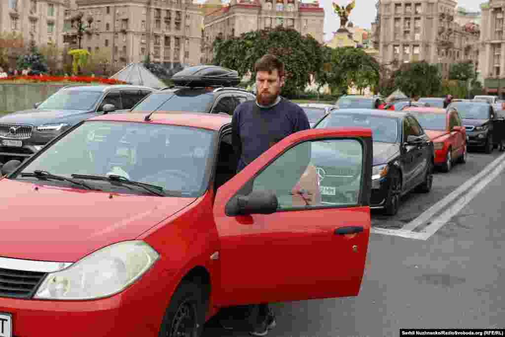 Водії зупинилися у центрі Києва та вийшли з авто, щоб вшанувати пам'ять загиблих українських військових під час загальнонаціональної хвилини мовчання у День захисників та захисниць України. 1 жовтня 