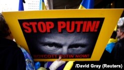 Зображення президента Росії Володимира Путіна на плакаті учасників акції протесту в столиці Австралії через два дні після збитого 17 липня російськими гібридними силами на Донбасі «Боїнга», в результаті чого загинули 298 людей. Сідней, 19 липня 2014 року