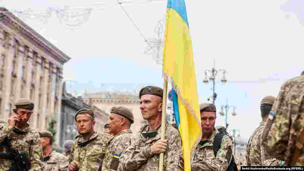 Відомо, що до підготовки залучено майже п'ять тисяч осіб, які формують 36 парадних розрахунків. Серед них – представники Сухопутних військ, Військово-морських сил, Повітряних сил, Сил спеціальних операцій, Десантно-штурмових військ. Крім того, залучені й підрозділи від Національної гвардії, Національної поліції, Державної служби України з надзвичайних ситуацій