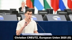 Кіпрський депутат Фідіас Панайоту виголошує промову під час дебатів у Європарламенті щодо Радіо Свобода, Страсбург 1 квітня 2025 р.